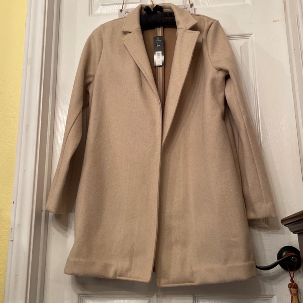 Banana Republic Ladies Coat NWT, clean, very excellent condition.